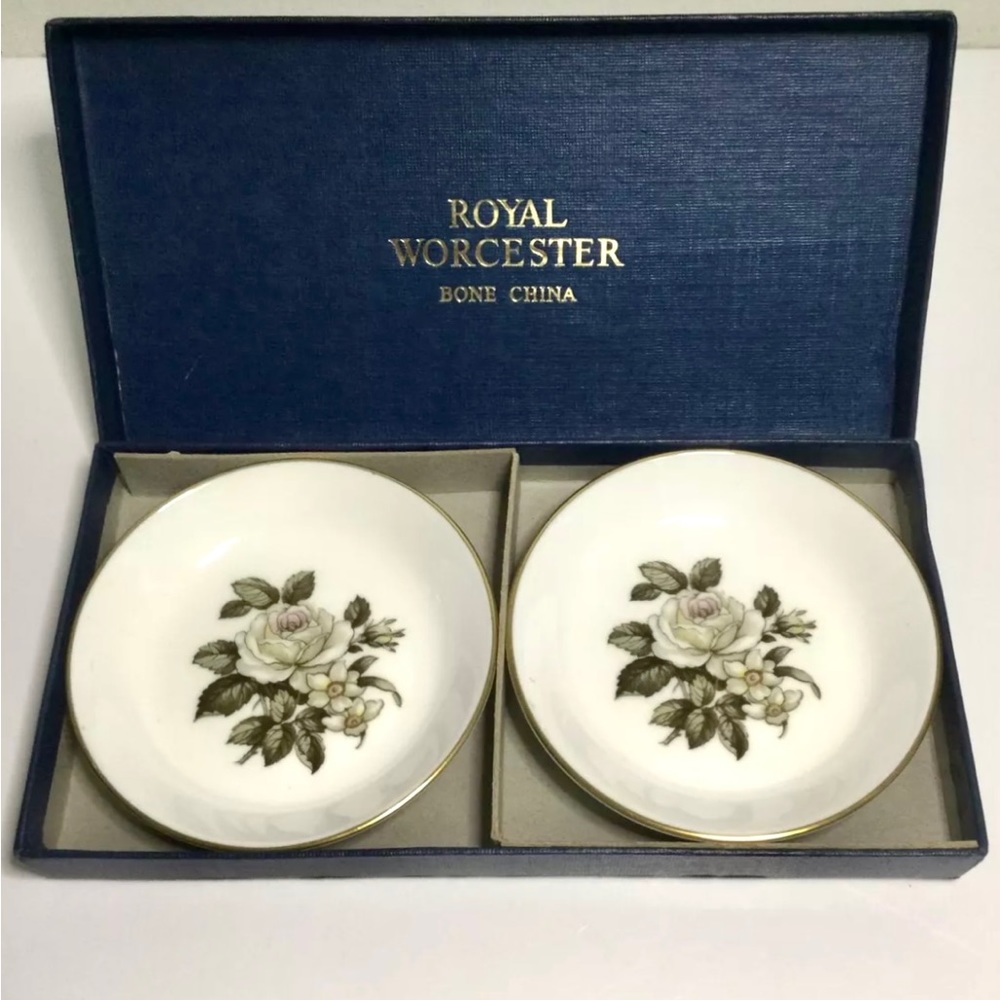 Vintage Rare ROYAL WORCESTER Set of Two Plates With Box